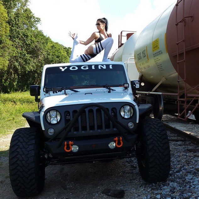 Hot Yoga Girl Combines Stretching with Jeeps and Its Inspiring …